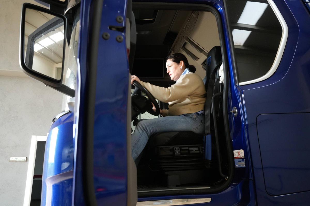 Una dona conduint un camió en una imatge d'arxiu.