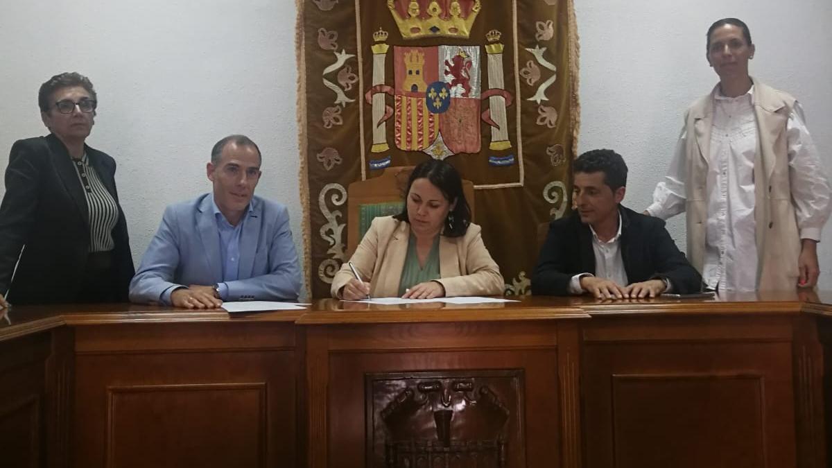 Acto de la firma del convenio en el Ayuntamiento de Alcántara.