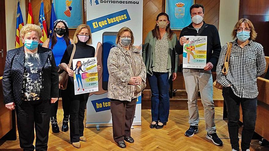 La edila Sara Molina (c), junto a algunos de los ganadores del sorteo. | MEDITERRÁNEO