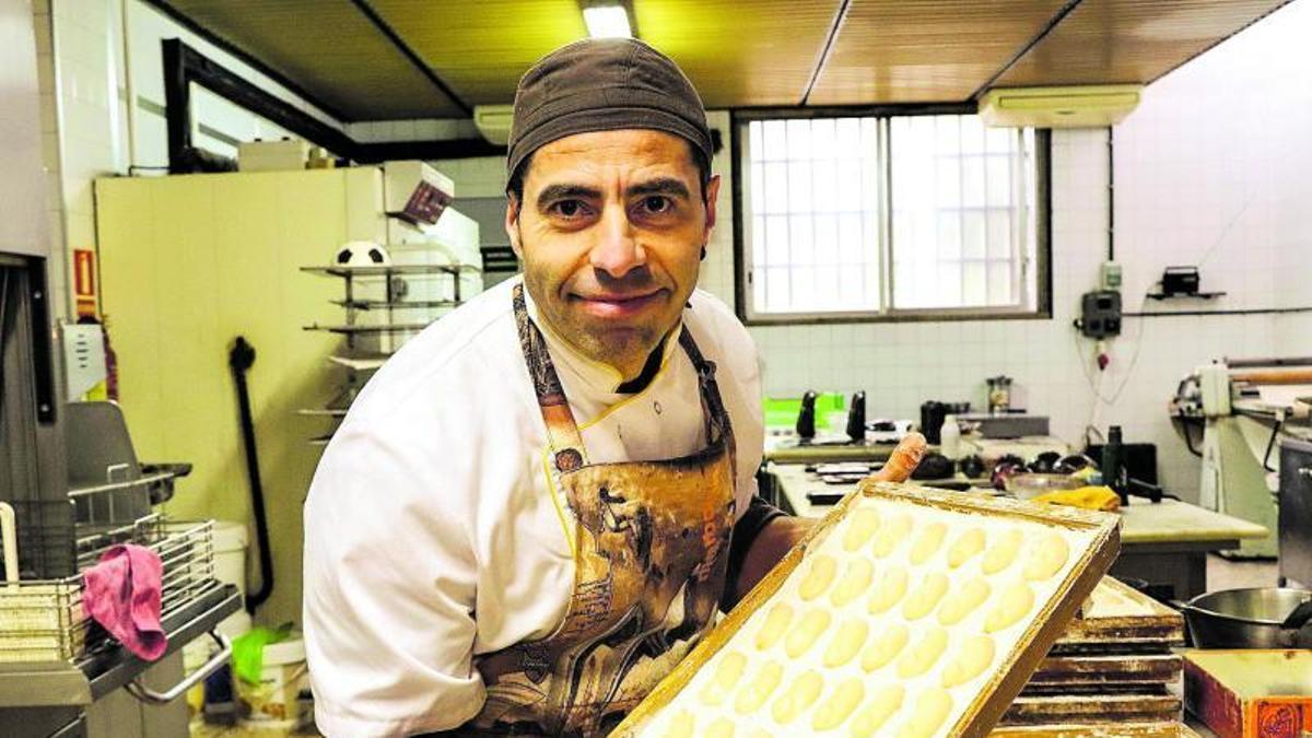 Joan Ramon Perarnau, tercera generació de pastissers, amb les Bananes a mig fer