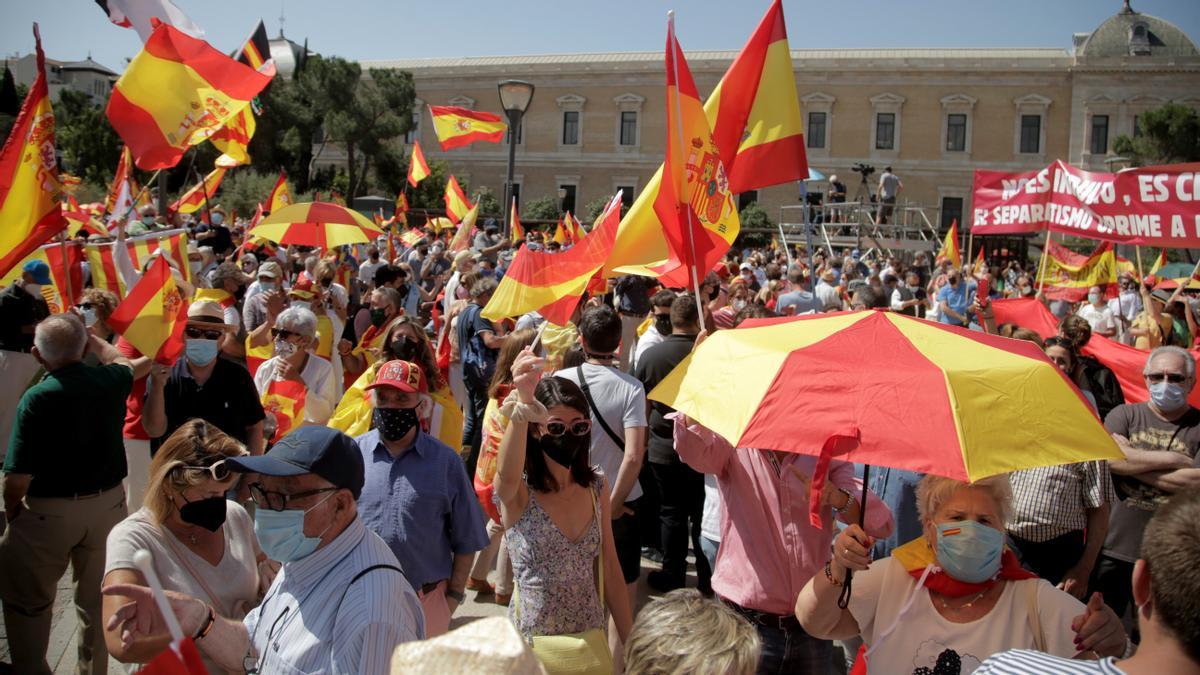 Manifestantes contra los indultos en la plaza de Colón de Madrid