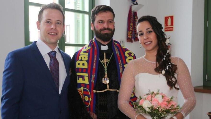 Javier Botella con la pareja a la que casó en Cádiz.
