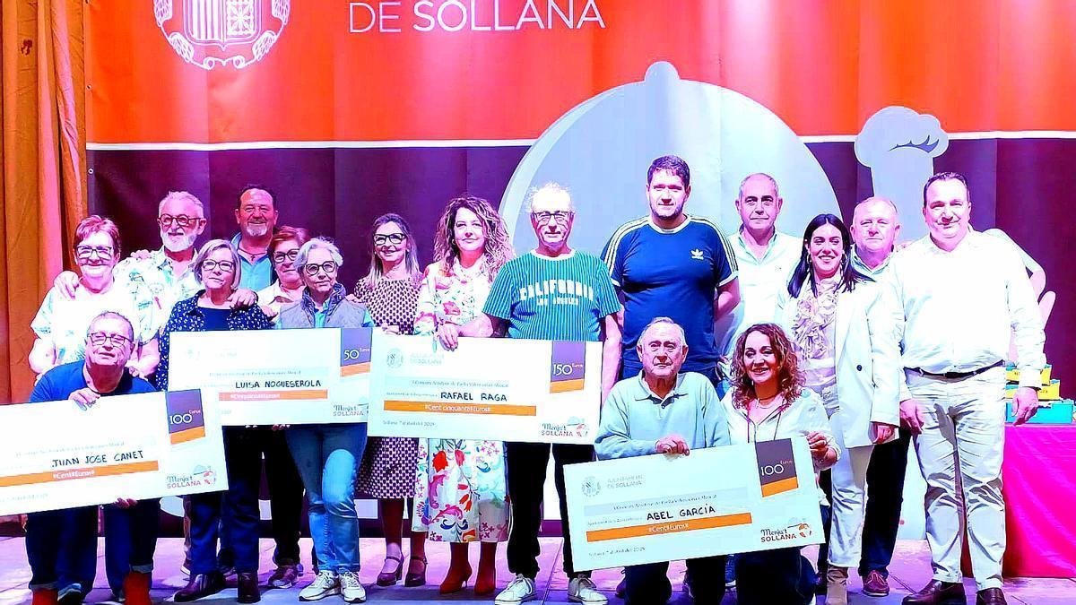 Las autoridades con los ganadores del concurso de paella valenciana y aguacate.