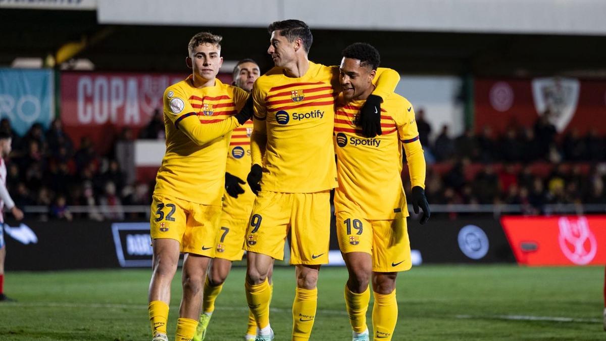 Vitor Roque celebra junto a Lewandowski el tanto de penalti del polaco