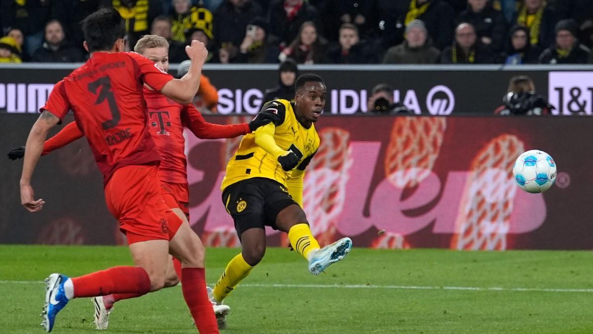 Gittens definiendo para marcar ante el Bayern