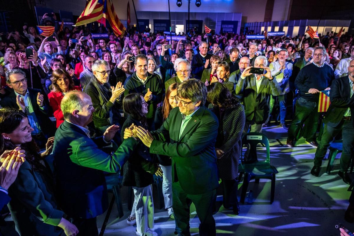 Carles Puigdemont, rep felicitacions durant un acte de campanya a Argeles, França