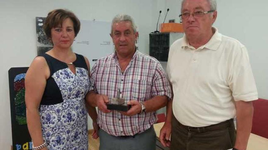 María Elena Sierra, Bertino Velasco, con su «Lar Vial» de plata, y José Manuel Bouzas.