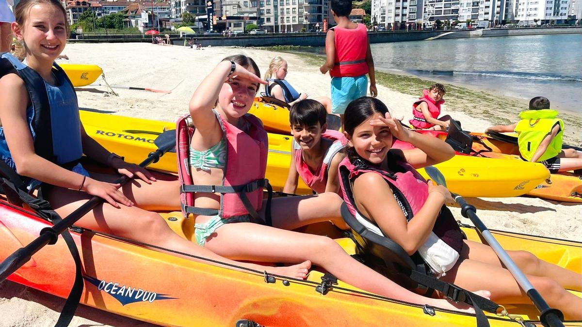 Niños y niñas en los kayaks antes de entrar al agua
