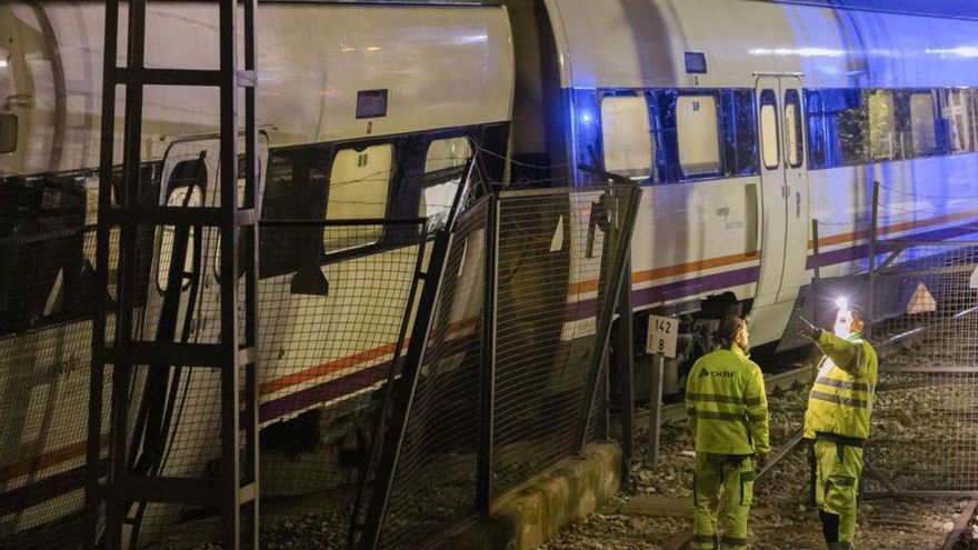 Trabajos de Renfe y Adif en los trenes siniestrados en la estación de El Chorro.