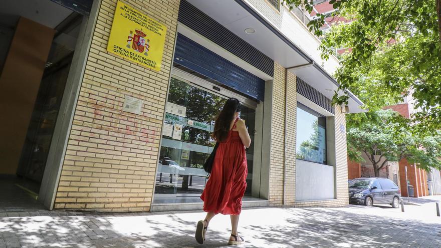 La oficina de extranjería de València le niega a una mujer con una discapacidad grave la documentación a la que tiene derecho
