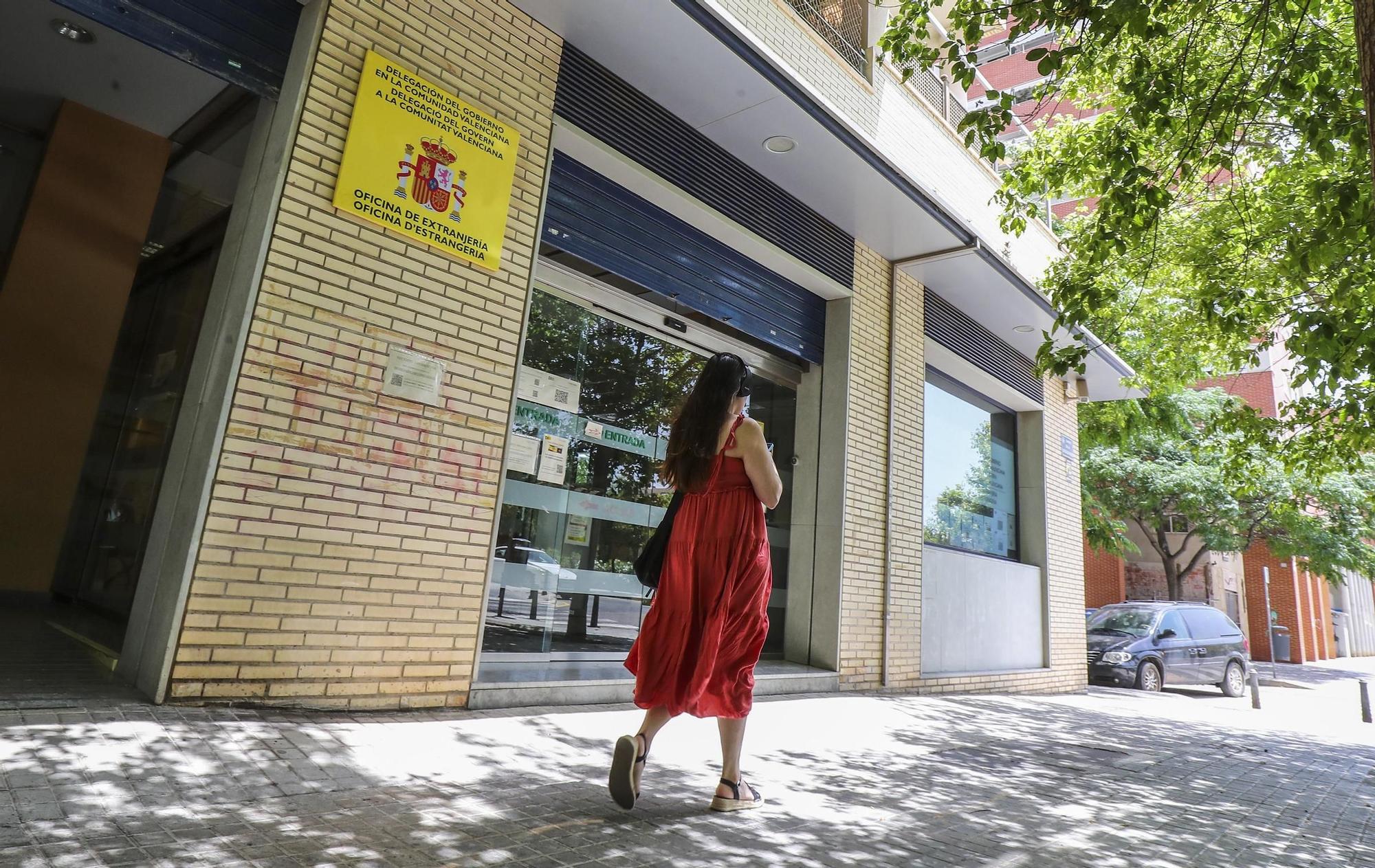 La oficina de extranjería de València niega un visado obligatorio