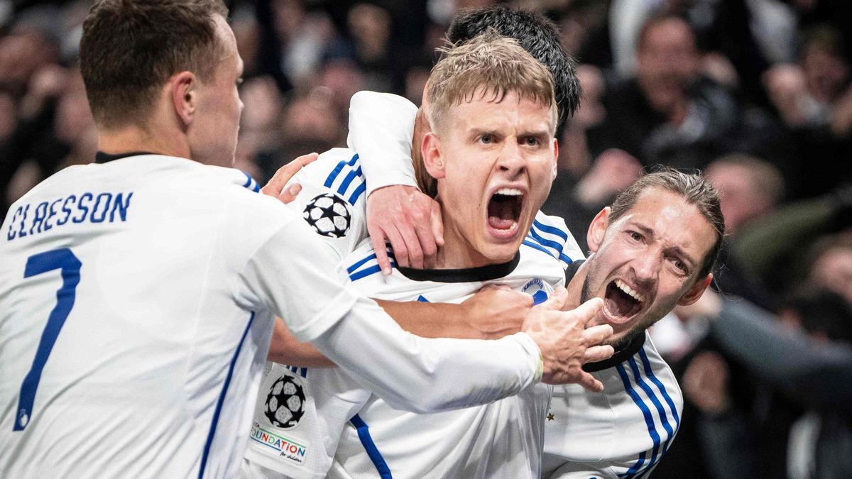 Magnus Mattson del FC Copenhague celebra su gol con Rasmus Falk