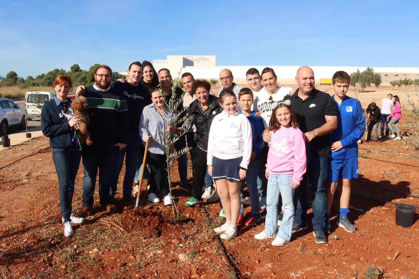 Vecinos y empresas de Onda planta árboles para el bosque olímpico