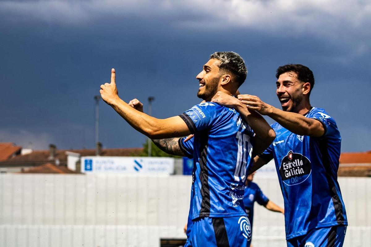 Martín Ochoa celebra su último gol con el Ourense CF