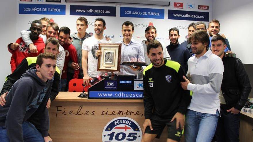 El Huesca rinde homenaje a Camacho