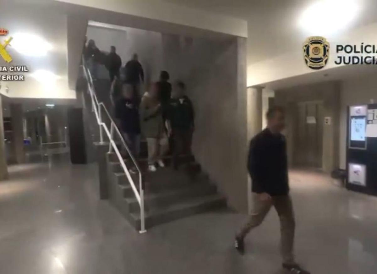 El exgerente del Niemeyer bajando las escaleras, con abrigo.