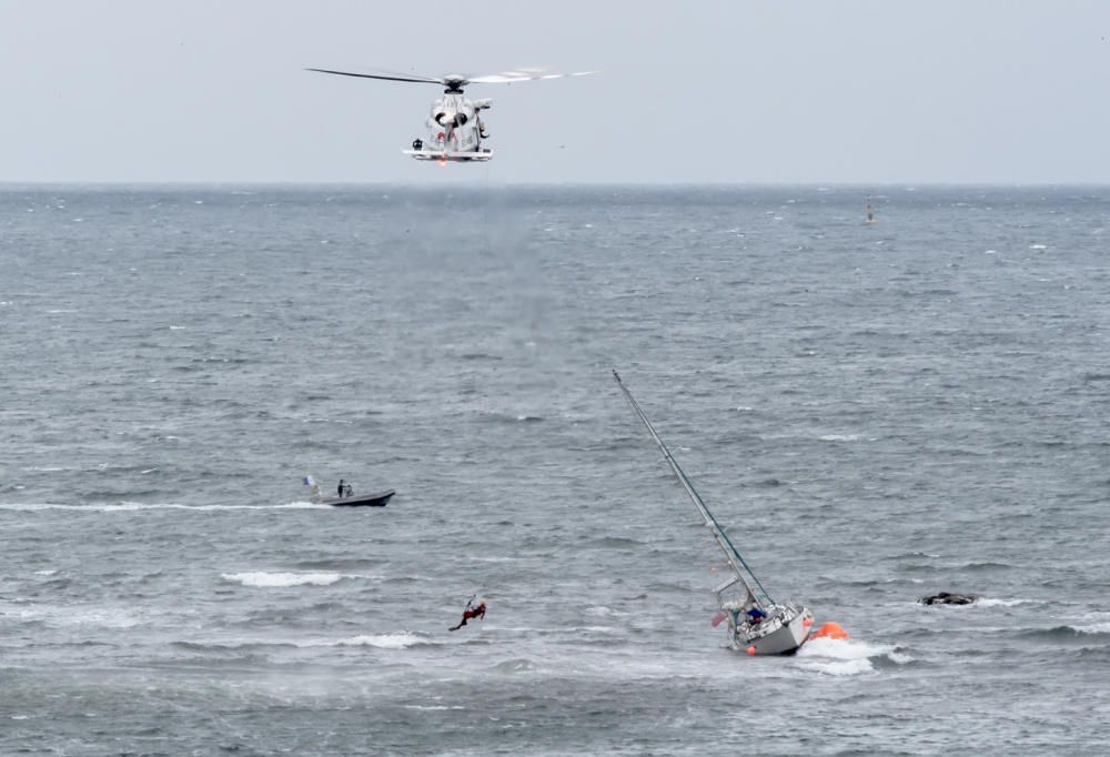 Rescate de un marinero en la playa de Poniente