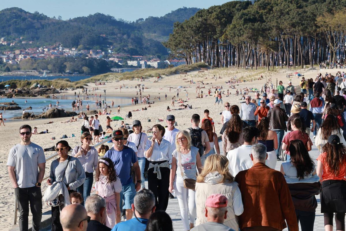 La playa de Samil, llena de gente en un agradable día de finales de marzo.
