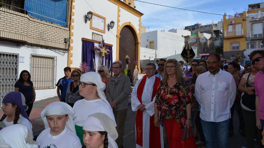 Los costaleros infantiles del Paso Morado salen en procesión con el Paso Chico