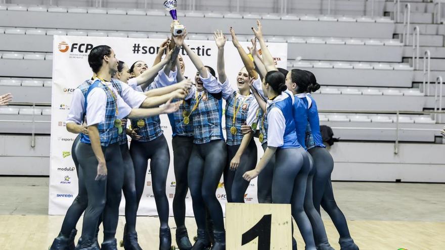 El Patinatge Artístic Figueres, celebrant el títol del campionat gironí a Fontajau. | FCPATINATGE