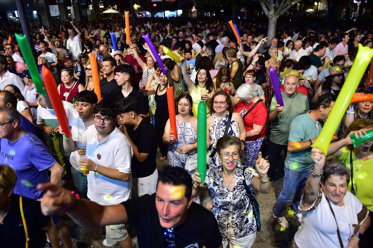 Fotogalería | Las imágenes de los conciertos de Paco Santos y Un pingüino, en la feria de Plasencia