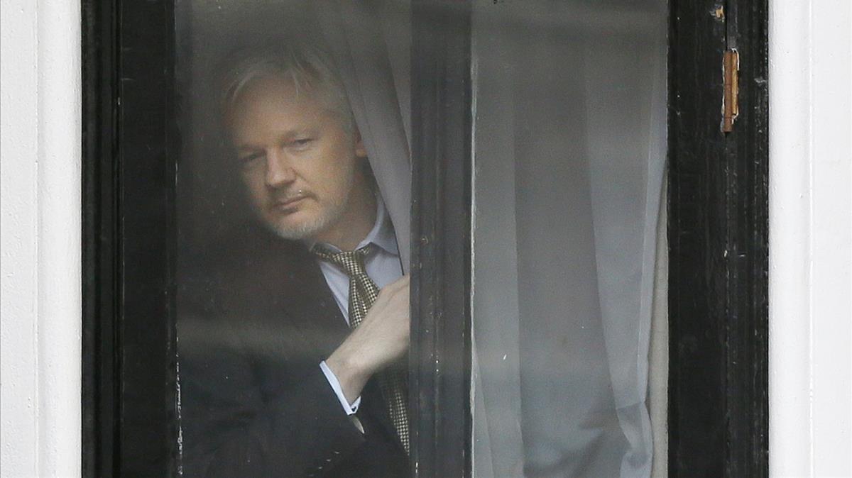 abertran32675863 wikileaks founder julian assange appears at the window befor171114090735