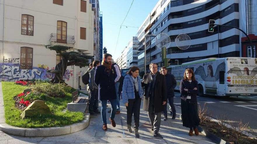 Finalizada la última fase de humanización de Camelias  |  Abel Caballero inauguró ayer la humanización de la última fase de la calle Camelias, entre Juan Ramón Jiménez e Hispanidad, que ha contado con una inversión de 2,1 millones de euros. Los trabajos incluyeron la renovación de la pavimentación, el abastecimiento, la red de alumbrado, mejoras en seguridad vial y la incorporación del carril bici. La obra también incorporó un nuevo espacio público y se habilitaron zonas ajardinadas.