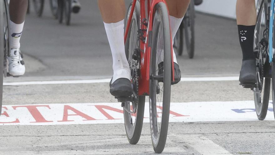 Un control antidopaje causa el abandono de 128 ciclistas en una carrera en Villena