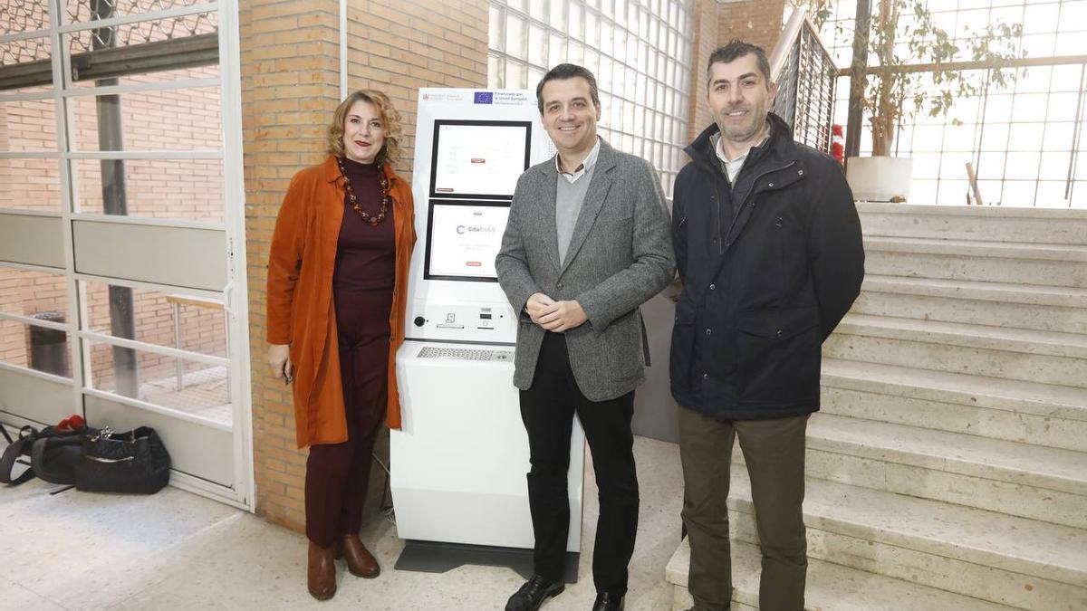 Eva Contador, delegada de Servicios Sociales con el alcalde de Córdoba, José María Bellido, y Felipe Luque, responsable de la empresa, junto al cajero de Servicios Sociales.