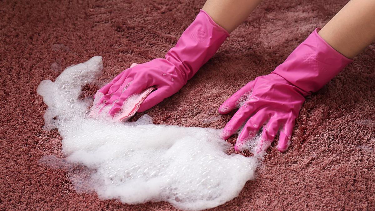 LIMPIAR UNA ALFOMBRA | Cómo limpiar alfombras muy sucias en casa con este truco casero y efectivo