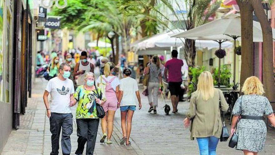 Los hospitalizados con covid-19 en Canarias caen un 21% en quince días