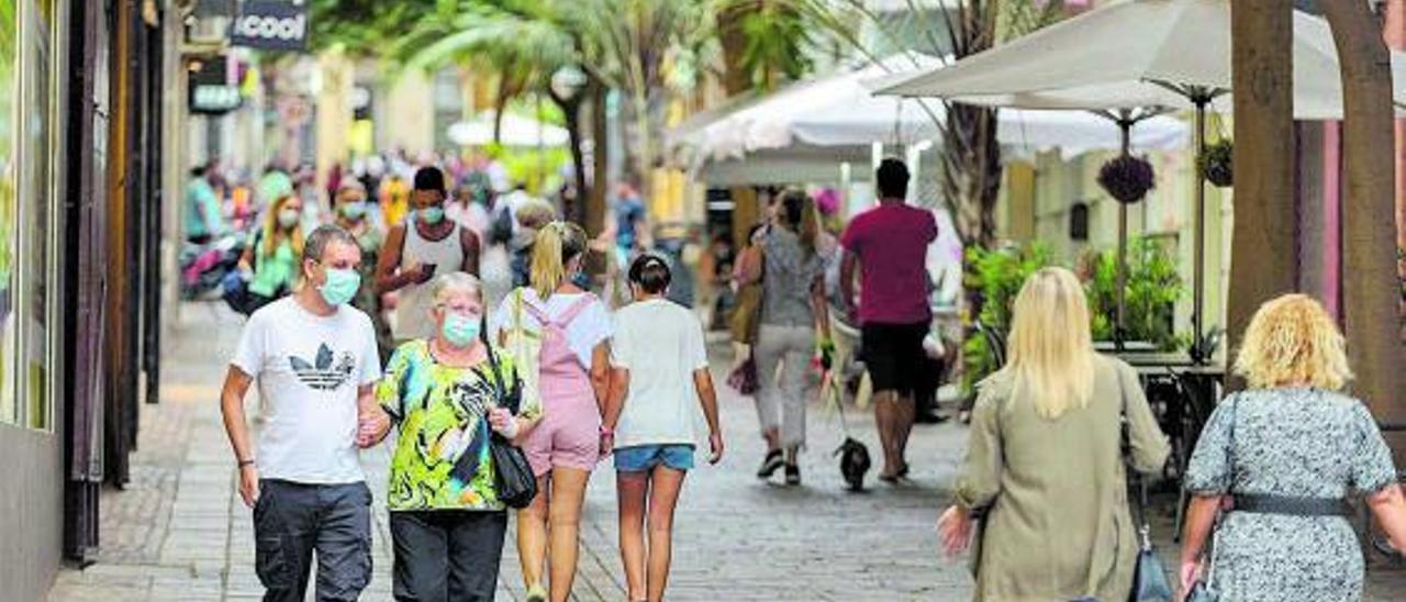 Ciudadanos paseando, algunos con mascarilla puesta para protegerse de la Covid-19. | |EUROPA PRESS