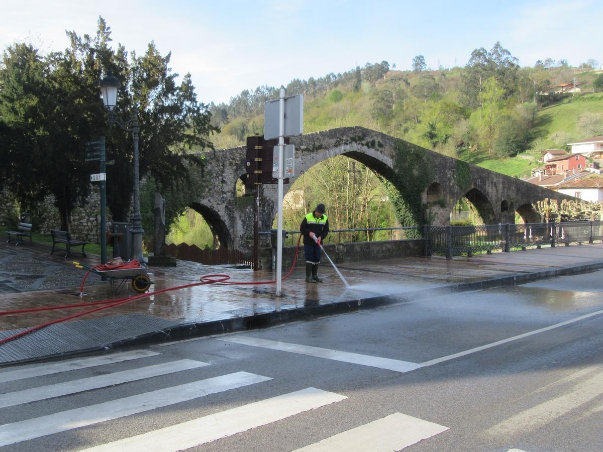 Tareas de limpieza en Cangas de Onís.
