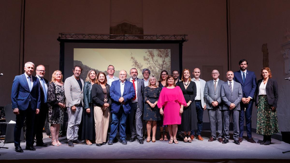 Alcaldes y concejales de los municipios integrantes y representantes de la Generalitat y la Diputación que acudieron al acto.