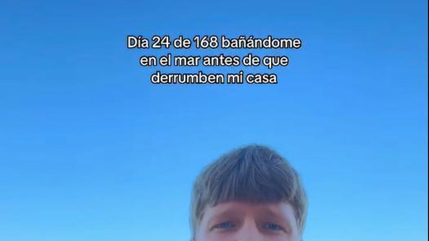 La cuenta atrás para el derribo de las casas de Babilonia: un joven denuncia con un baño diario las demoliciones de la playa de Guardamar
