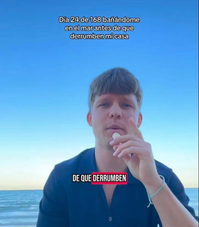 La cuenta atrás para el derribo de las casas de Babilonia: un joven denuncia con un baño diario las demoliciones de la playa de Guardamar