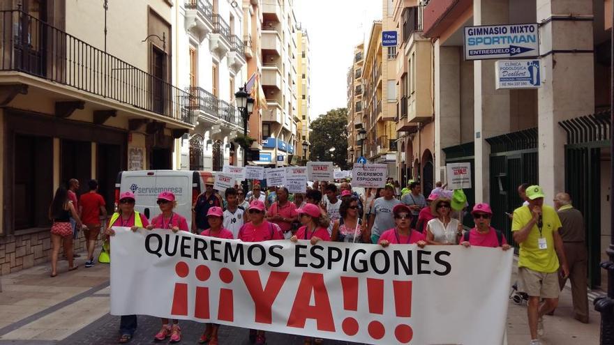Vecinos de Orpesa se manifiestan en Castelló para exigir espigones en Les Amplàries