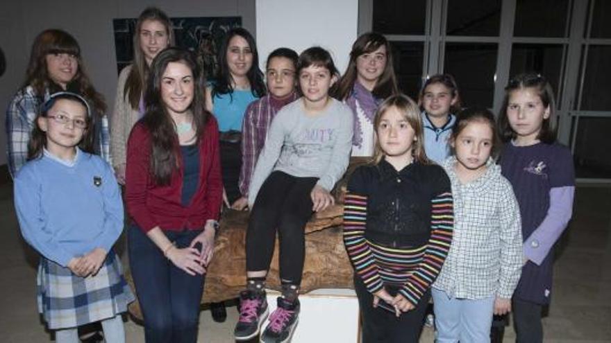 primera foto de las afortunadas. La xana, la xanina y sus respectivas damas de honor posaron para los medios tras el sorteo de ayer. En primera fila, y desde la izquierda, Cristina González, Sonsoles Fanjul, Claudia Sánchez, Paula Menéndez y María Freire. En la segunda fila, y desde la izquierda, Desiree González, Paula Suárez, Vanesa Rodríguez, Lara Muñiz, Patricia Suárez, Marina Luisa Álvarez y Laura Díaz. | mara villamuza