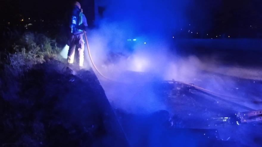 Noche de vandalismo en Pontevedra y Marín: plantan fuego a ocho contenedores y arde una caravana