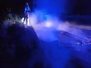 Noche de vandalismo en Pontevedra y Marín: plantan fuego a ocho contenedores y arde una caravana
