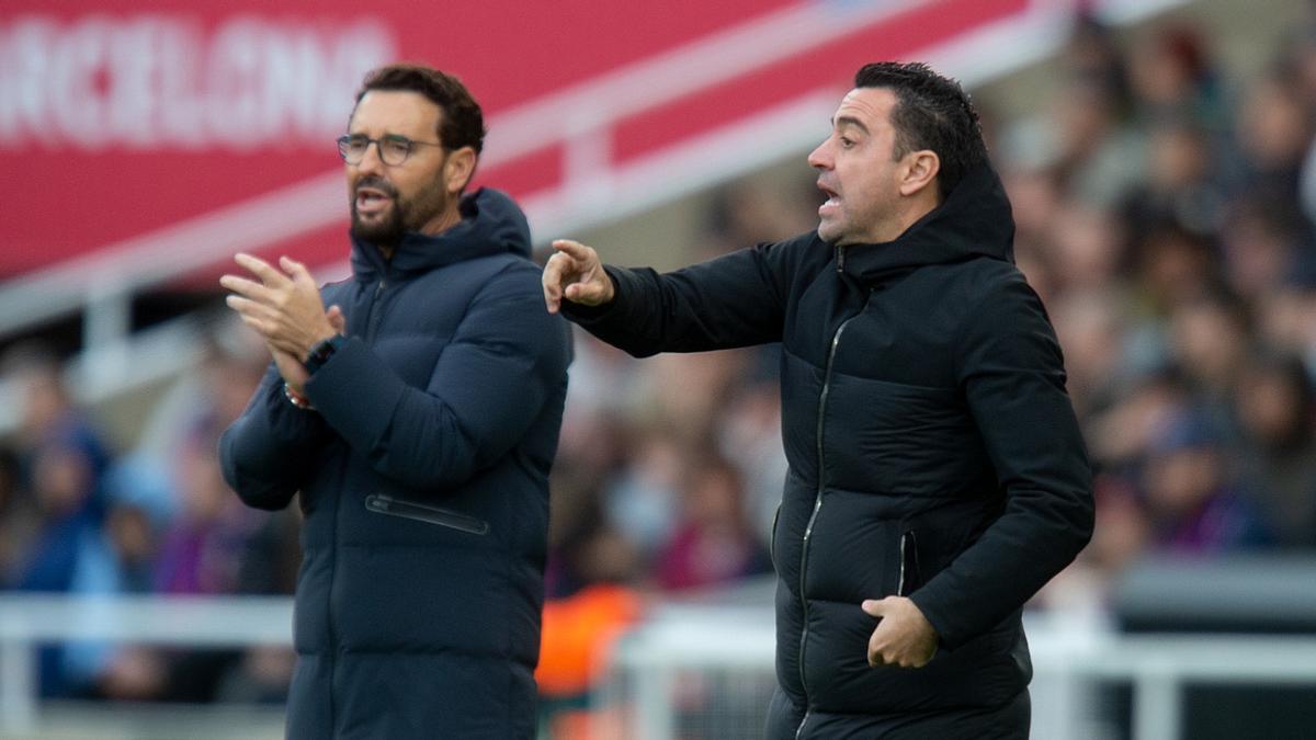 Xavi da instrucciones a sus jugadores ante Bordalás durante el Barça-Getafe en Montjuïc.