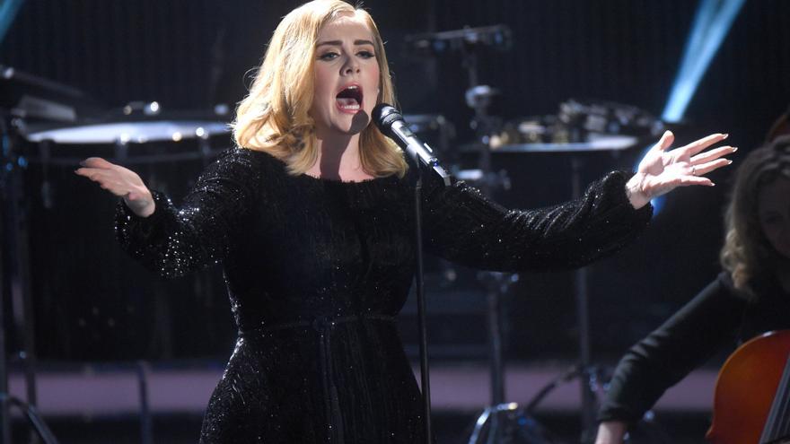 Adele anuncia que se retira una larga temporada de los escenarios para descansar y ‘vivir la vida’ que ha construido