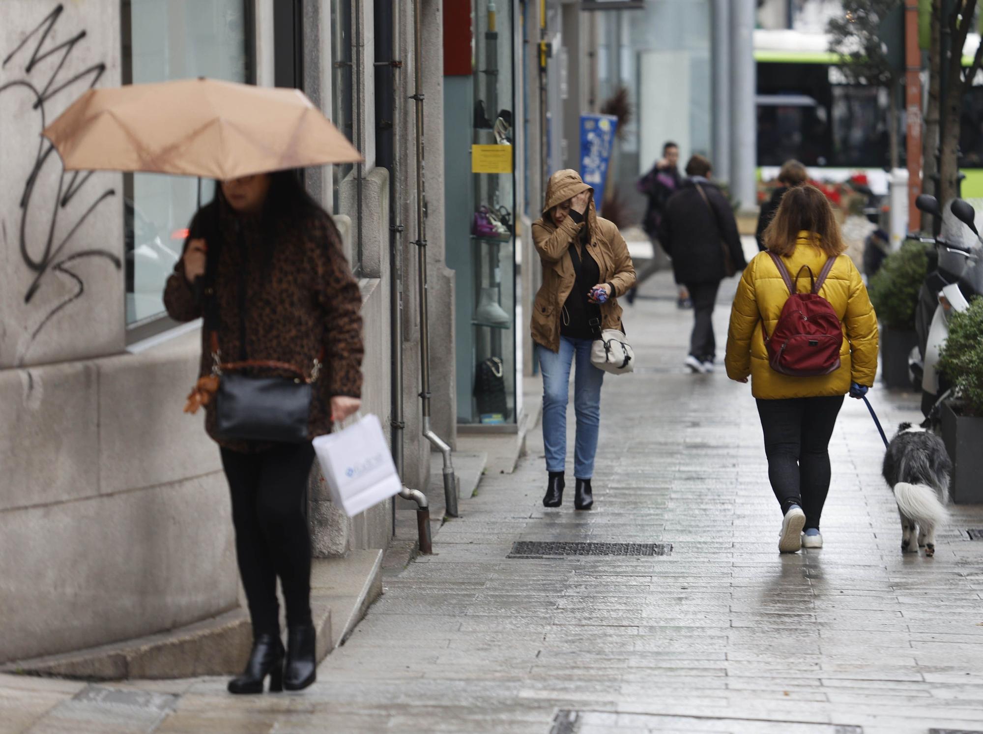 Vuelve la lluvia a Galicia tras un mes seco. Lluvia. Paraguas. Temporal. 22 febrero 2023. Alba Villar