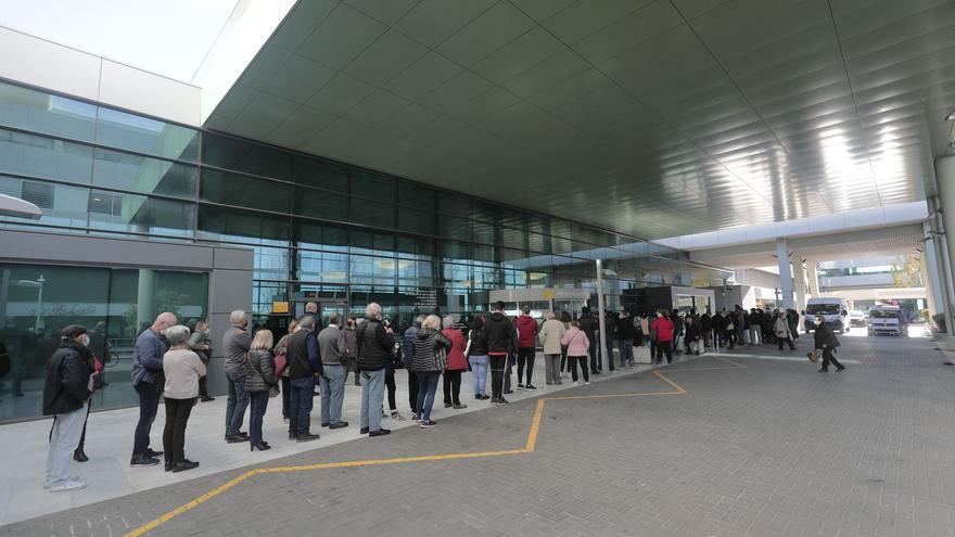 Lange Warteschlangen auf Mallorca für ausgedruckten Covid-Pass