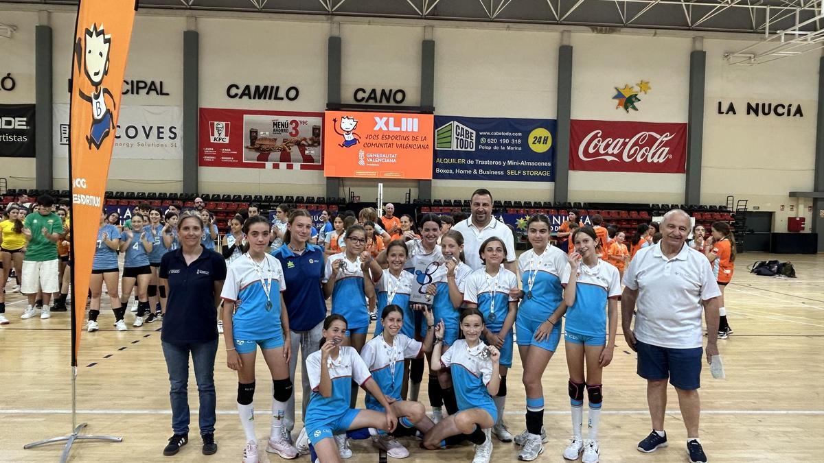 Entrega de trofeos con Pascale Precheur, técnica de gestión del deporte de la Conselleria d’Educació, Cultura i Esport, Marcelo Mussi, presidente club de Voley La Nucía y Sergio Villalba, concejal de Deportes.