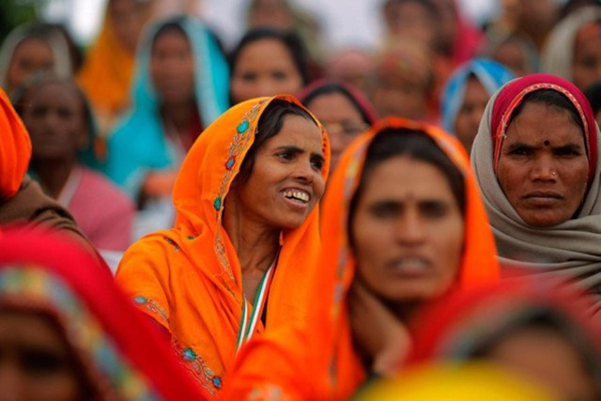 Una dona somrient participa en la cimera nacional índia sobre ’Foment i desenvolupament per a la dona tribal’ a Nova Delhi, Índia.