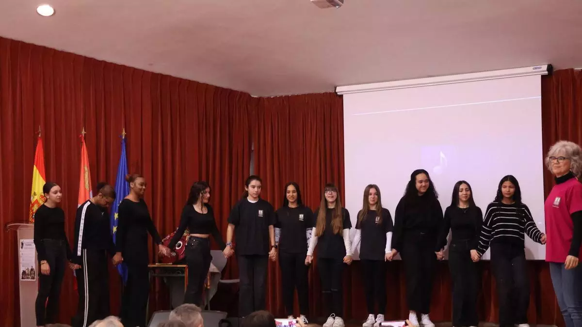 Del Zangarrón de Sanzoles al folclore de Transilvania: las tradiciones de Zamora y Rumanía se dan la mano en el IES Universidad Laboral
