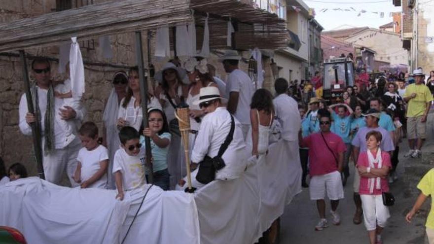 Desfile festivo por las calles del pueblo.