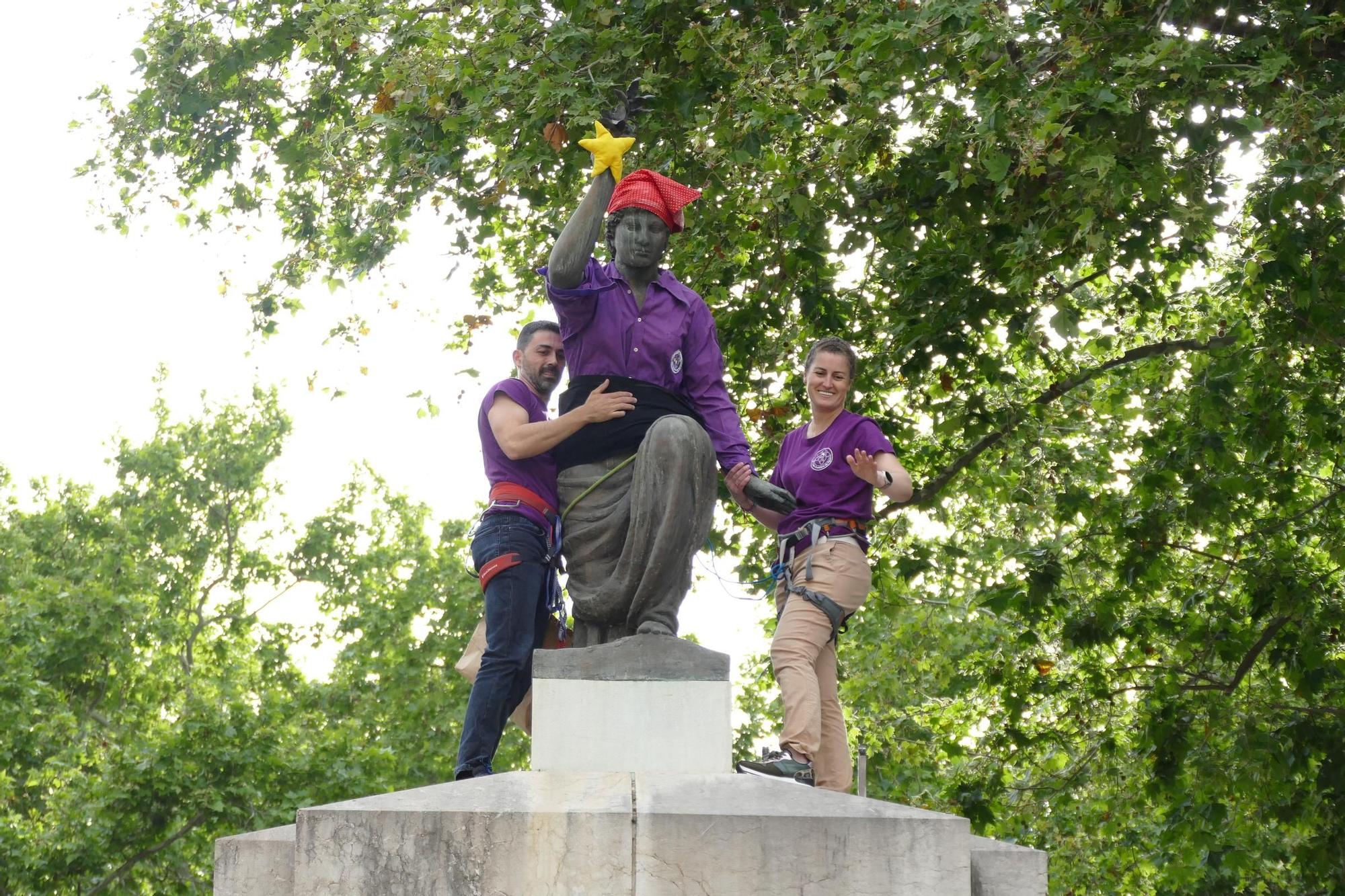 La Colla Castellera de Figueres posa la camisa lila a la Monturiola