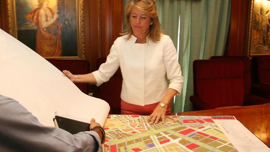 La alcaldesa de Marbella, Ángeles Muñoz, examina unos planos del PGOU.